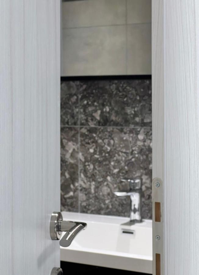 Aura V6 Outdated Apartment Thessaloniki