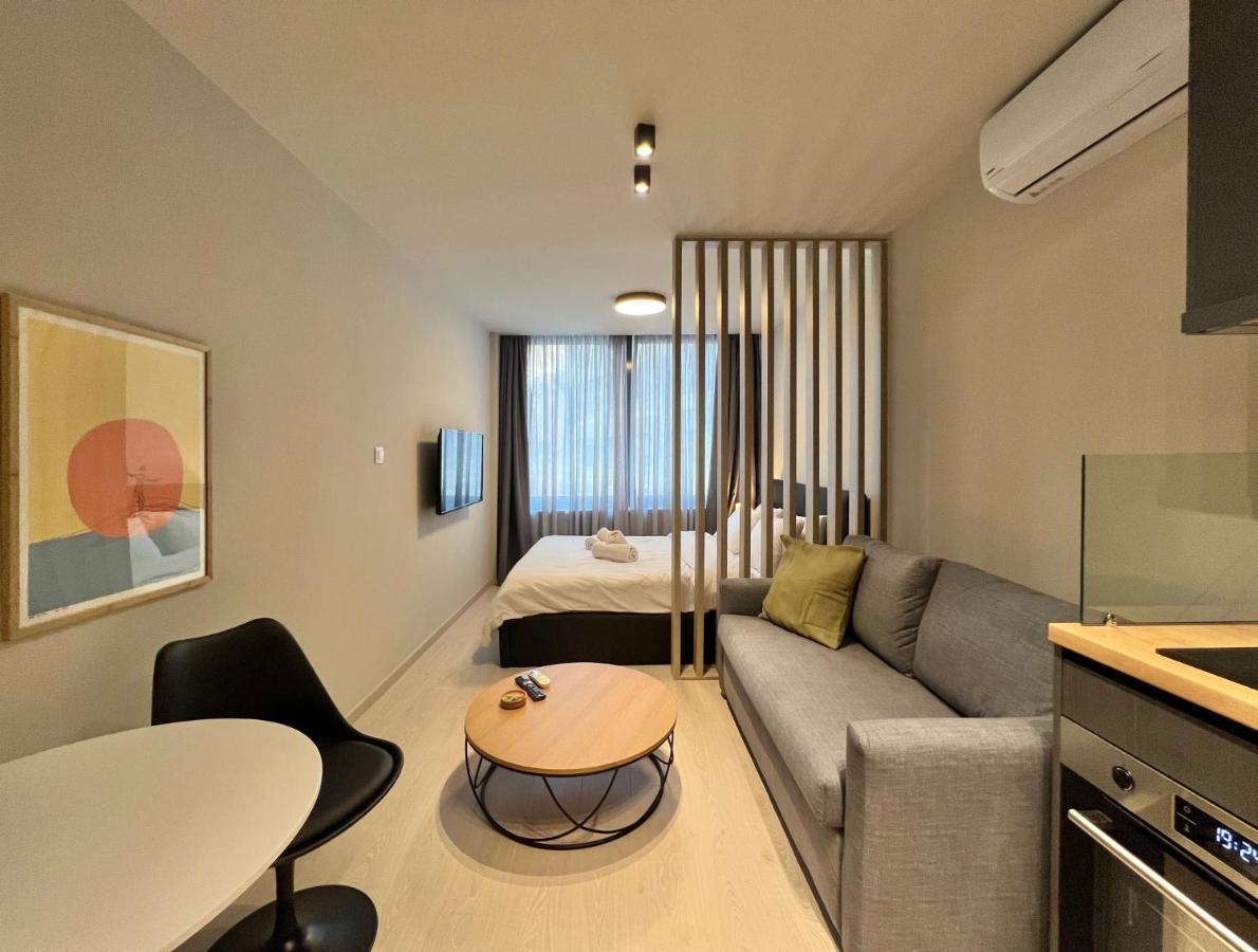 Aura V6 Outdated Apartment