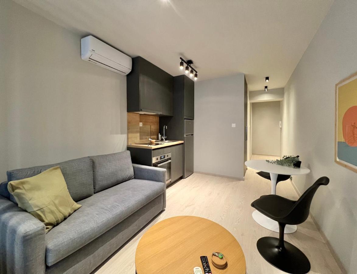 Aura V6 Outdated Apartment Thessaloniki