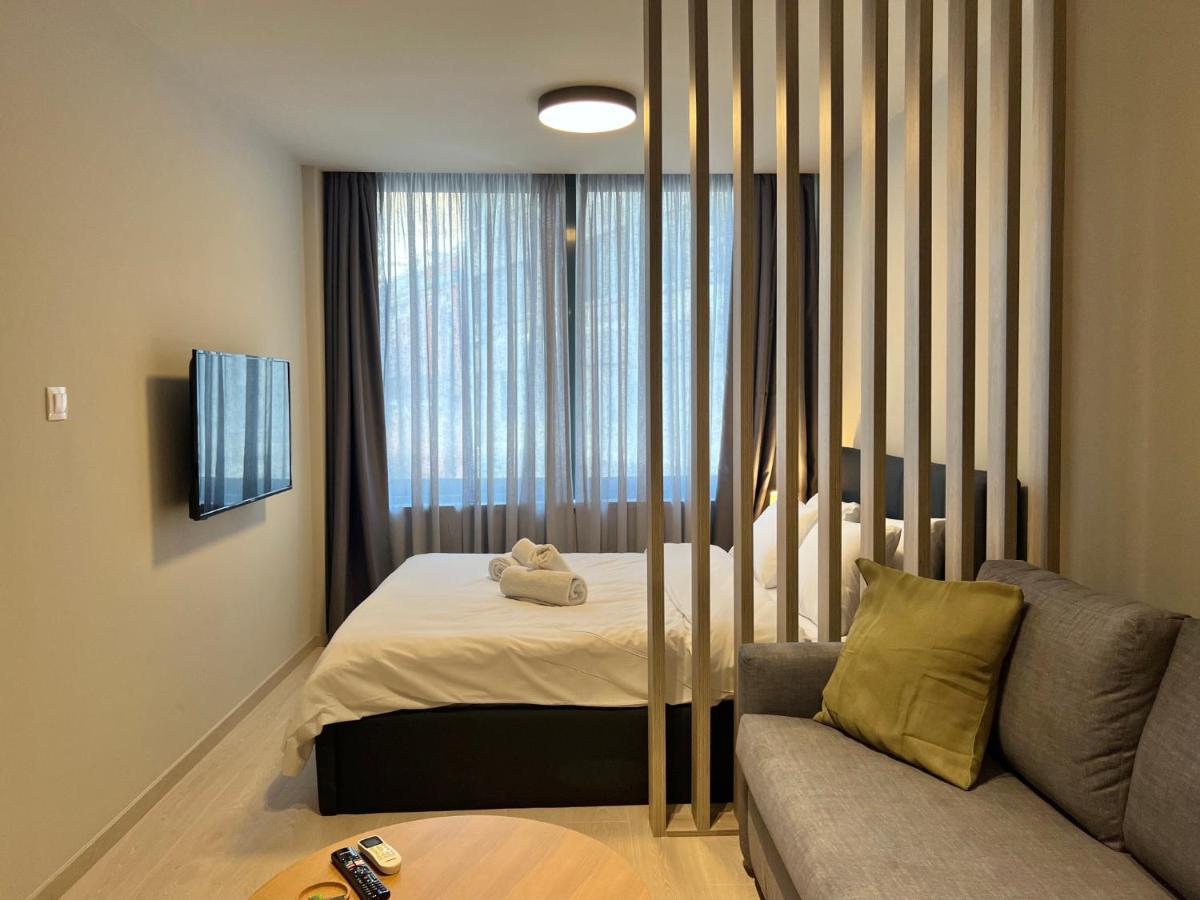 Aura V6 Outdated Apartment *