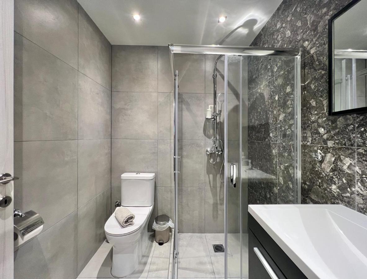 Aura V6 Outdated Apartment *