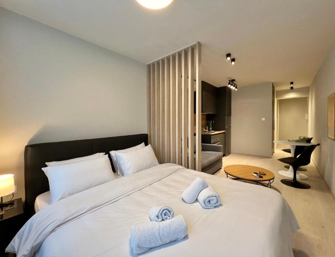 Aura V6 Outdated Apartment *