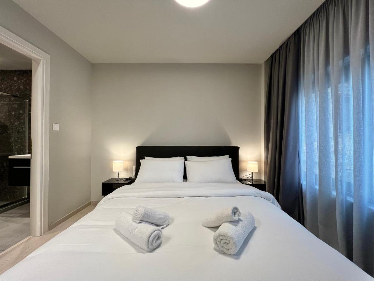 Aura V6 Outdated Apartment