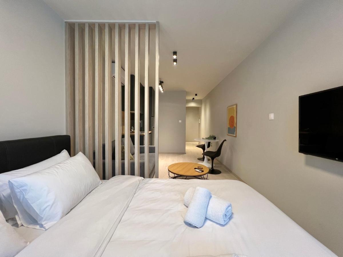 Aura V6 Outdated Apartment Thessaloniki