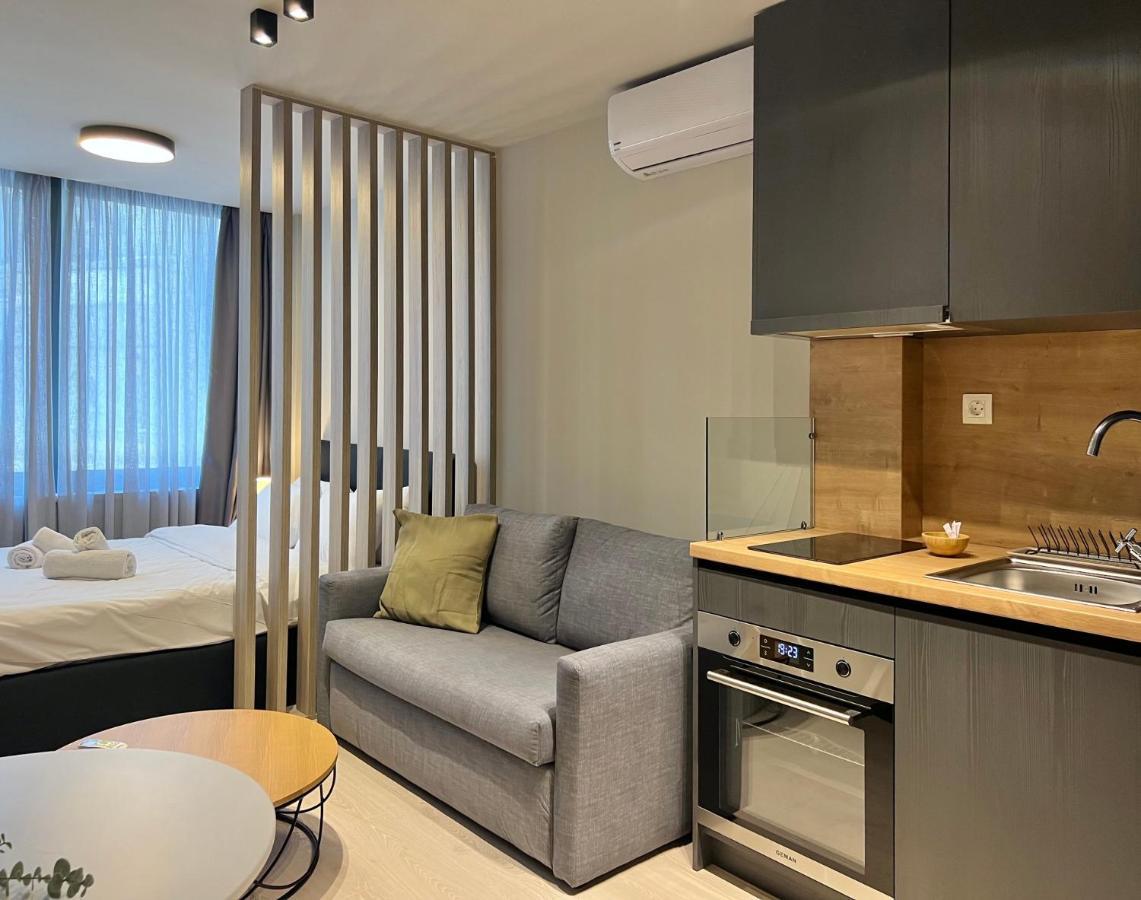 Aura V6 Outdated Apartment *
