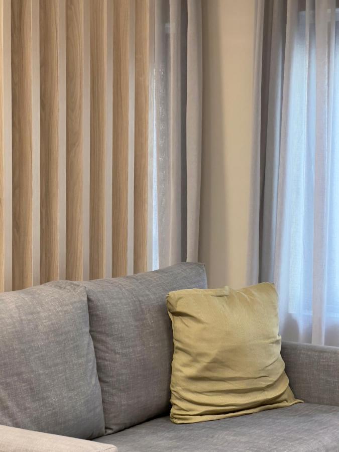 Aura V6 Outdated Apartment